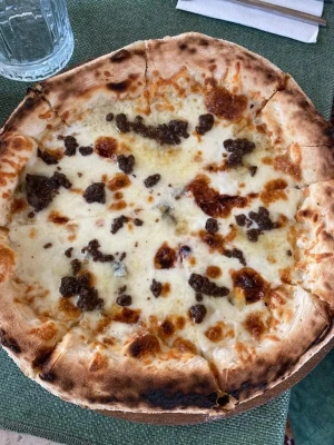 Pizza Quatro Formaggi Al Tartufo